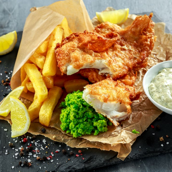 DoubleTreeYork's tweet image. Crispy chips with a fluffy centre ✔️ Flaky fish with a golden batter ✔️ A generous sprinkling of salt and vinegar ✔️ Is there anything better?! 🐟 🧂 hil.tn/0rkfpg  #NationalFishAndChipsDay #FishAndChips #Dining #HotelDining #Fish #Chips #Delicious