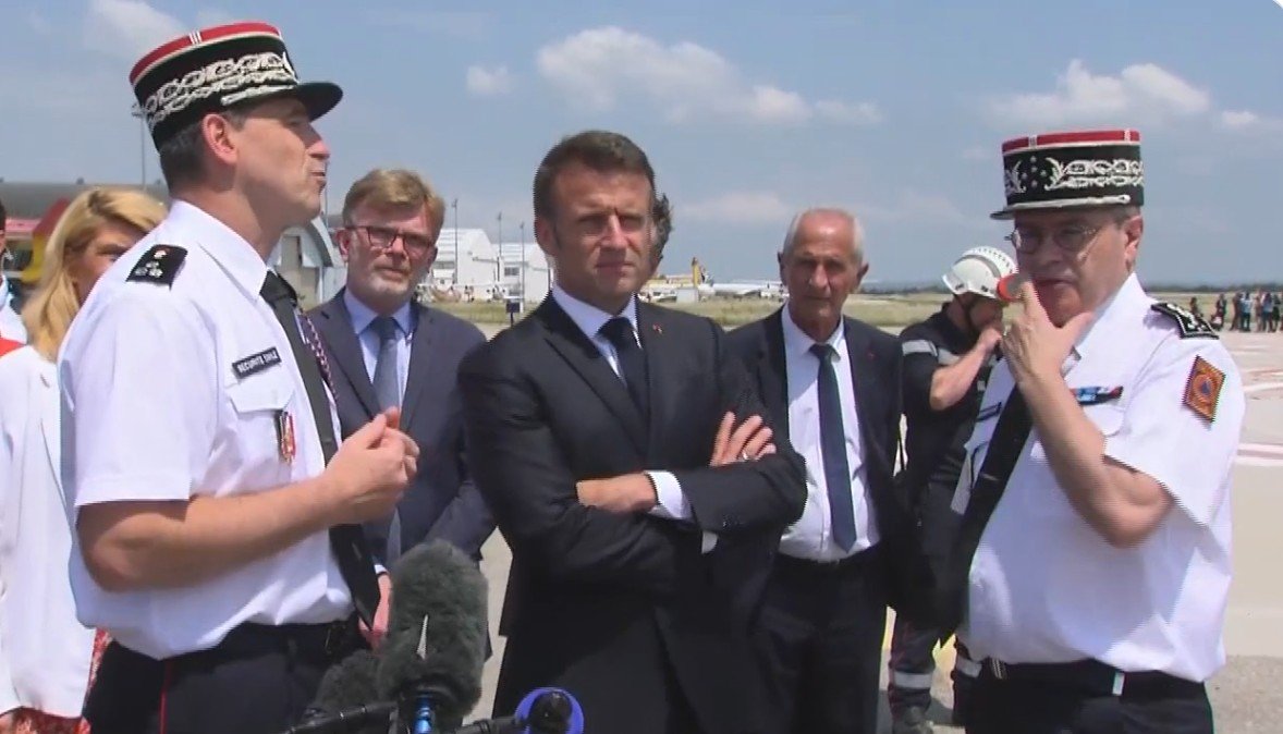 Ce matin, j'ai été reçu par le Président de la République, @EmmanuelMacron, à l’Élysée pour la remise officielle du rapport qui m'a été confié sur la modernisation de la #SécuritéCivile.

En fin de matinée, nous nous sommes rendus sur la base de #Nîmes Garon. #RisquesMajeurs