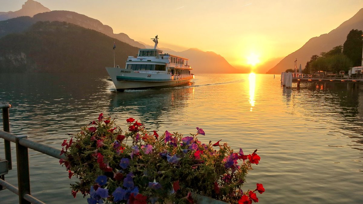 Brunnen - Lake Lucerne - sunset - Switzerland
Brunnnen bei Sonnenuntergang 📷 @standseilbahnen #brunnen #luzern #lucerne #lake #Schweiz #Switzerland #sunset 
@lakelucerne1 @MySwitzerland_e @SaveATrain @ilovelucerne