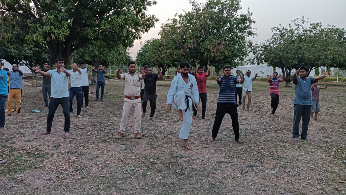 dfogodda's tweet photo. Self defence training at Biodiversity Park , Godda.
Martial arts is not just about fighting, it's about building character. #Health #healthylifestyle #EnvironmentDay23 https://t.co/qIbsob0K9W