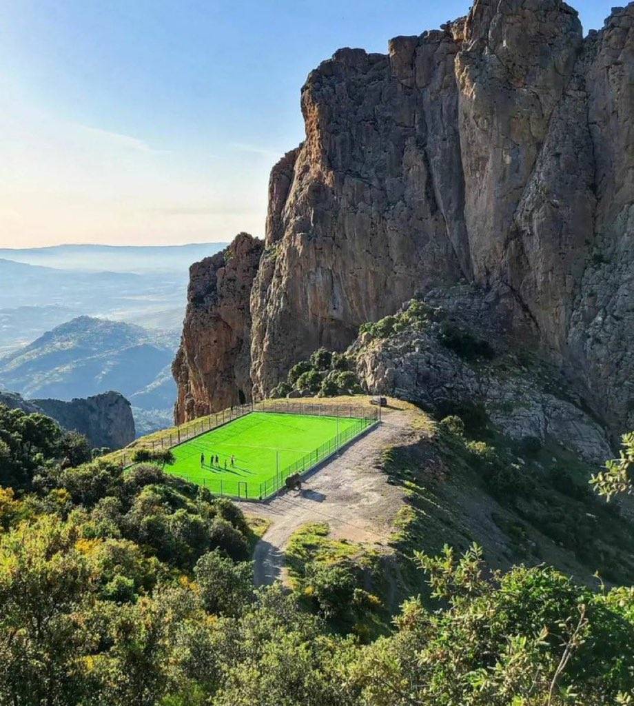 ملعب في الجزائر وسط الجبال 💚