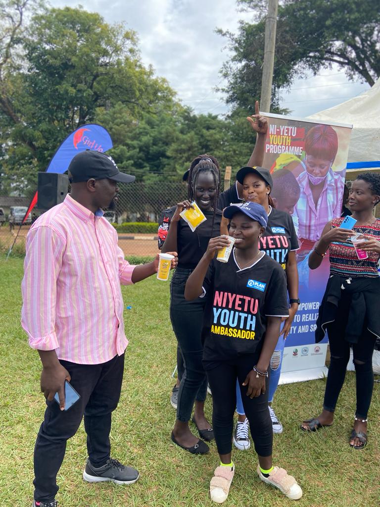 KAKAOfficially's tweet photo. It's been a whole VIBE🔥🔥🔥 with you @UNIVERSITYAMBA1 and @GirlUpUganda .
Thank you so much.
#SimplyTooGood https://t.co/xzJKwlZQ0e