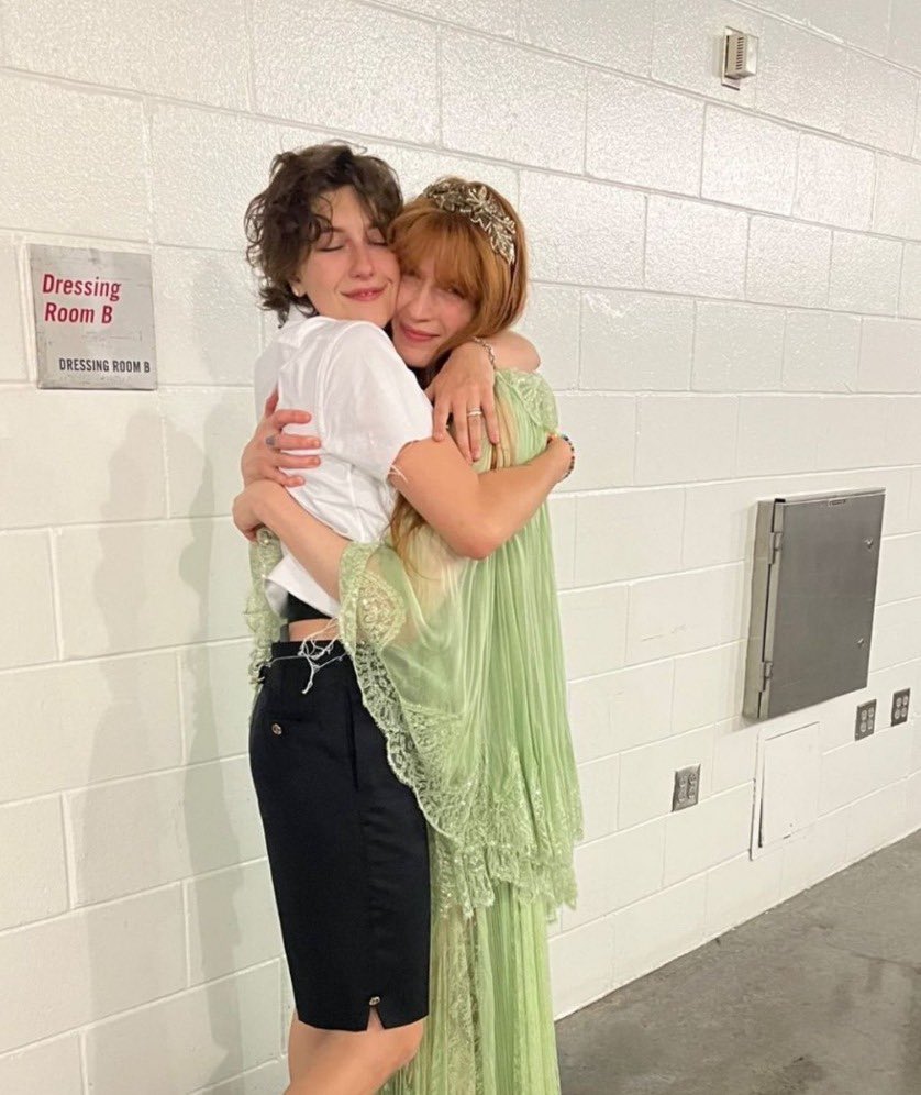 florencearchive's tweet photo. florence and king princess 🧡 https://t.co/3ewUNY6UHt