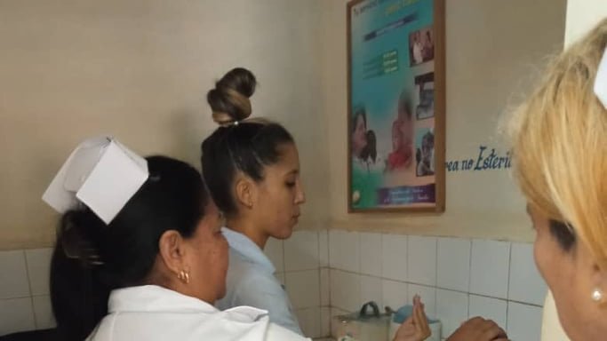 Continúan los Exámenes Estatales con los estudiantes de 5to año de Licenciatura en Enfermería. Muchas felicidades para los nuevos licenciados. Se fortalece el recurso humano de la salud en #Mayarí. #CubaPorLaVida #unidosycomprometidosconlasalud #Cuba