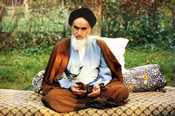 امام خمینی (ره)...
مبارزی ک نقش خود را در هدایت گری می دیدند نه در دولت..‌‌‌.
#امام_امت 
#بت_شکن