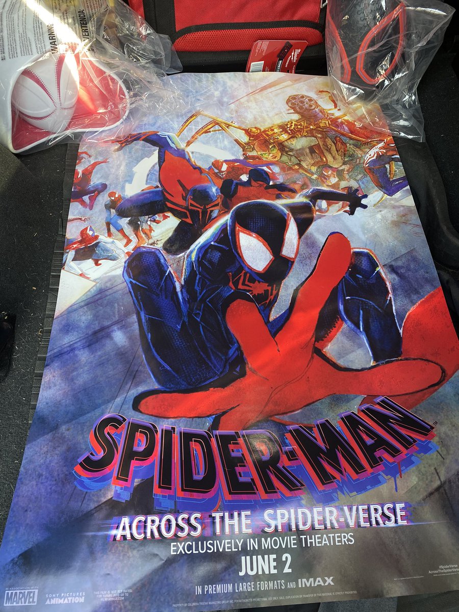 I had to stop by $AMC this morning to pickup my #SpiderMan popcorn tins and poster! Wow 🙌🏽