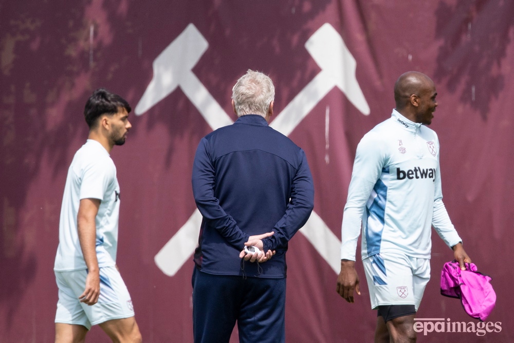 West Ham manager David Moyes (C) oversees a training session ahead of UEFA Europa Conference League final between West Ham United and Fiorentina, in London, Britain, 02 June 2023.  
📷 EPA / Tolga Akmen

#epaimages #UECL