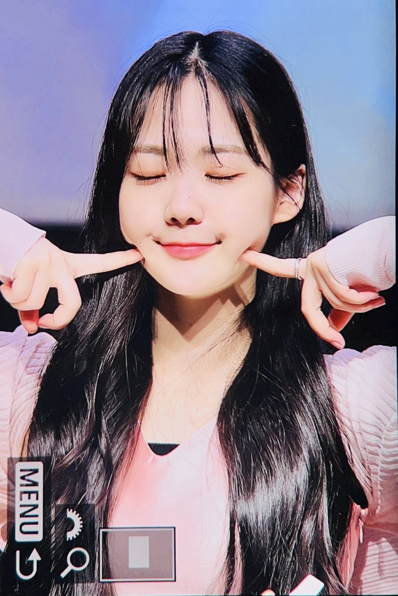 📷 Seoyeon durante o fansign de hoje.

© S1030806 
#tripleS #트리플에스 #トリプルS #YoonSeoYeon <a href="/triplescosmos/">tripleS official</a>