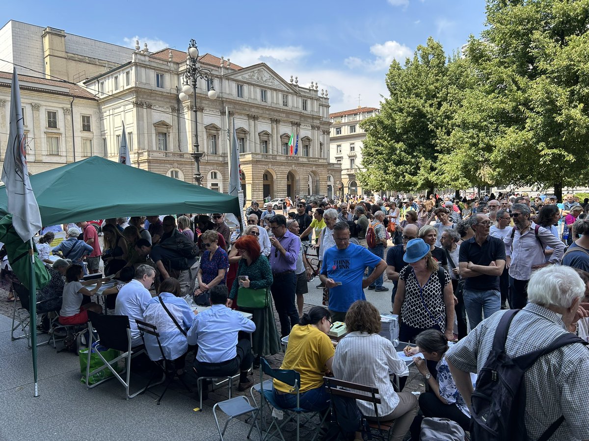 Piazza della Scala. MILANO. La gente in fila a firmare per il Referendum RIPUDIA LA GUERRA.