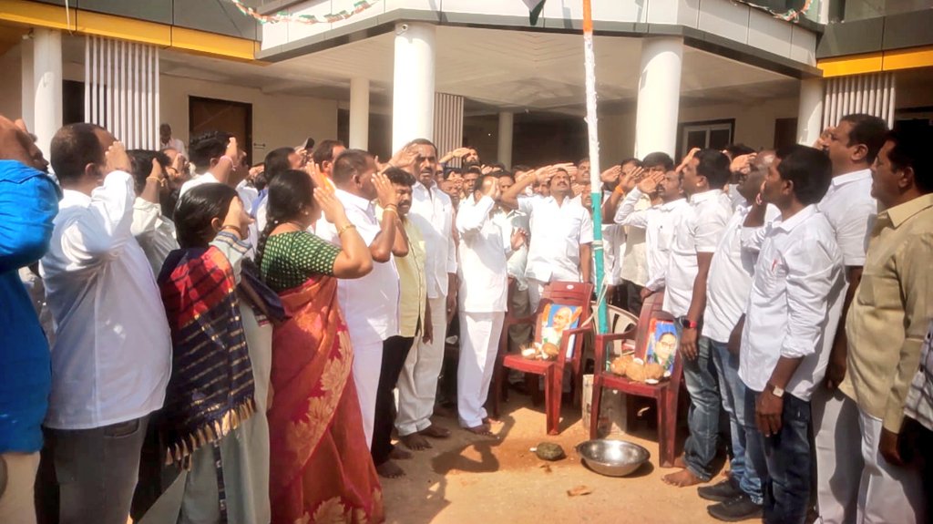 Eatala_Rajender's tweet photo. తెలంగాణ రాష్ట్ర ఆవిర్భావ దినోత్సవం సందర్బంగా.. హుజురాబాద్ క్యాంప్ కార్యాలయంలో జాతీయ పతాకాన్ని ఆవిష్కరించడం జరిగింది.

https://t.co/T0myilpjQ7

#TelanganaFormationDay https://t.co/W4g6dOHQjK