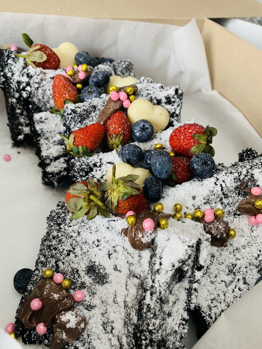 huginacupcake's tweet photo. Father’s Day is around the corner!. Treat your loved ones to Hug In A Cupcake goodies. Affordable treats and reliable service.

📍: Harare
📞: + 263 776 475 257

🎊RT and Like 👍🏾 

We will give away two brownie boxes to two lucky winners. Winners to be announced 15 June 2023. https://t.co/o52Pbf8zPY