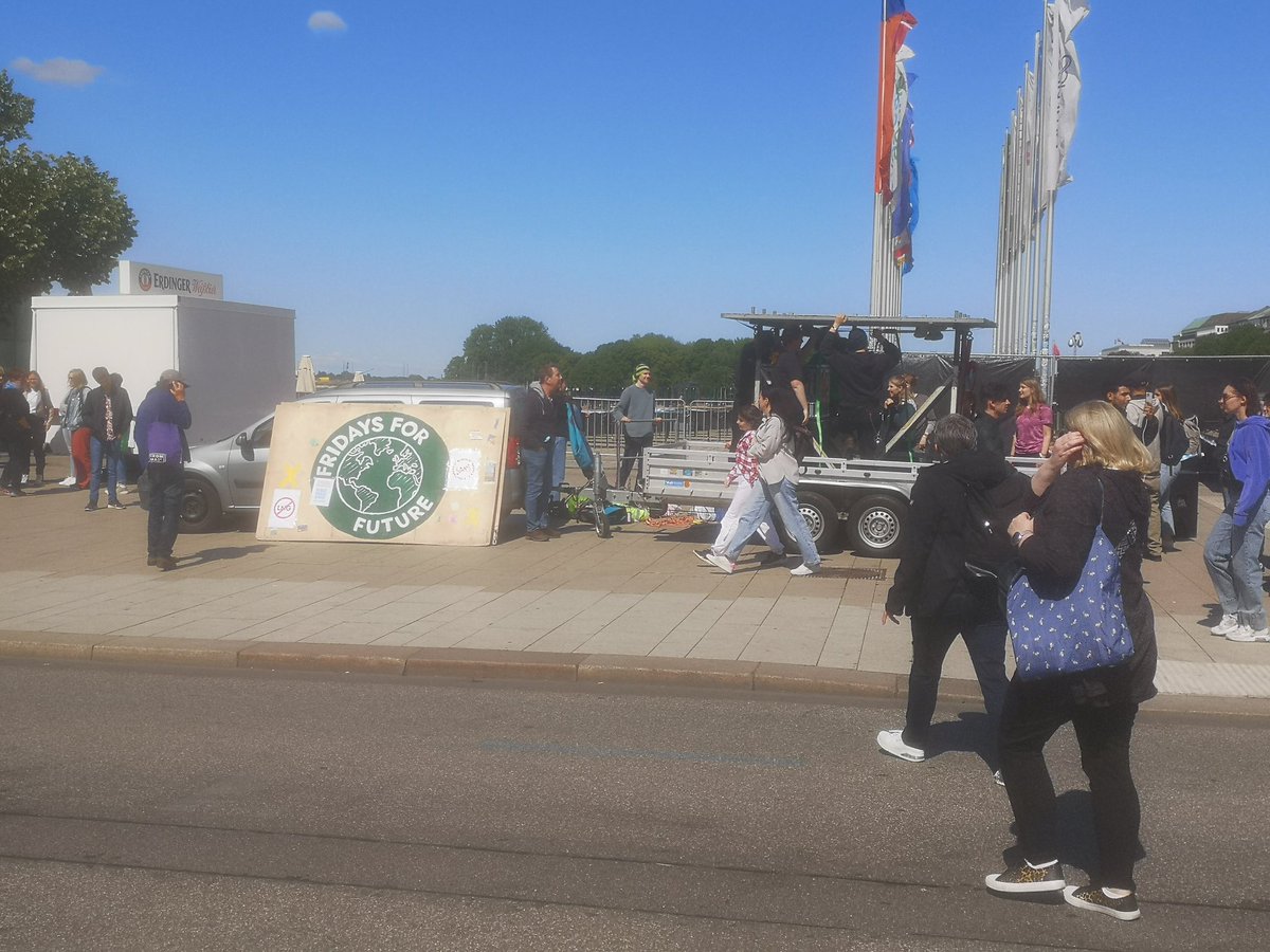 TDurmeier's tweet photo. Der fff Lauti wird gerade aufgebaut. Was für ein Start in das Bewegungswochenende. Köln, Berlin, Hamburg. #Konzernmacht stoppen on Tour. @Goliathwatch . https://t.co/kNMSvDMdiE