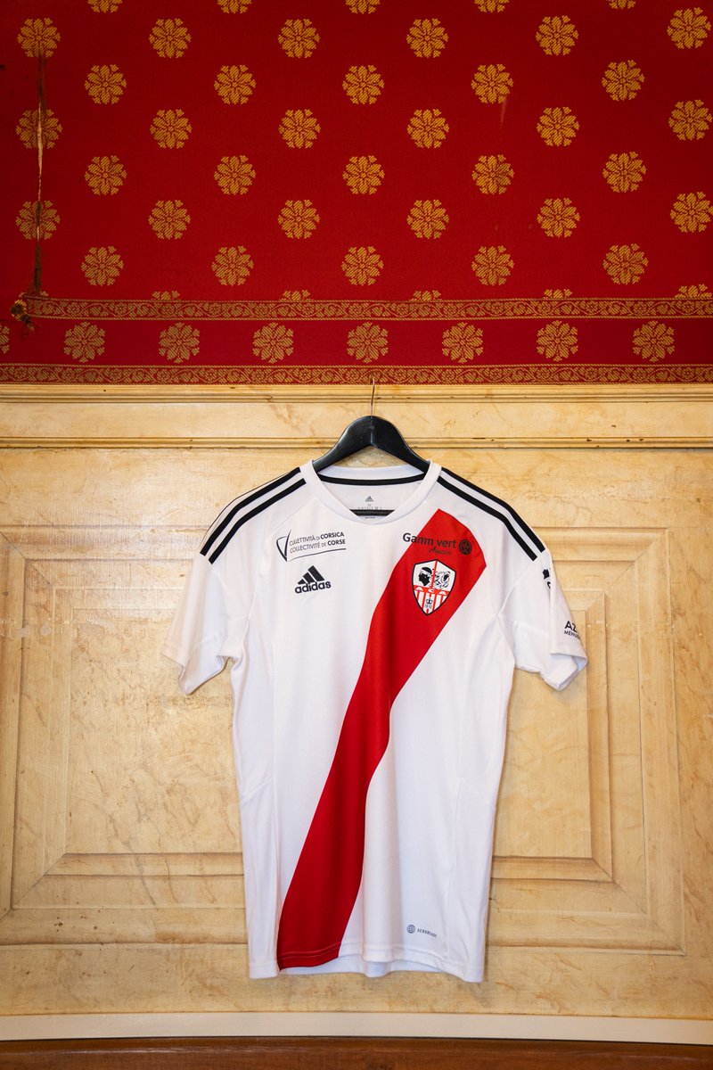 EleteTSC's tweet photo. 🇫🇷🇦🇹 @ACAjaccio presenta su camiseta @adidasfootball 2023/24.

Los bastones rojiblancos quedan relegados en favor de base blanca con una banda cruzada roja, un homenaje a Napoleón Bonaparte. https://t.co/J7qcWkyxPI