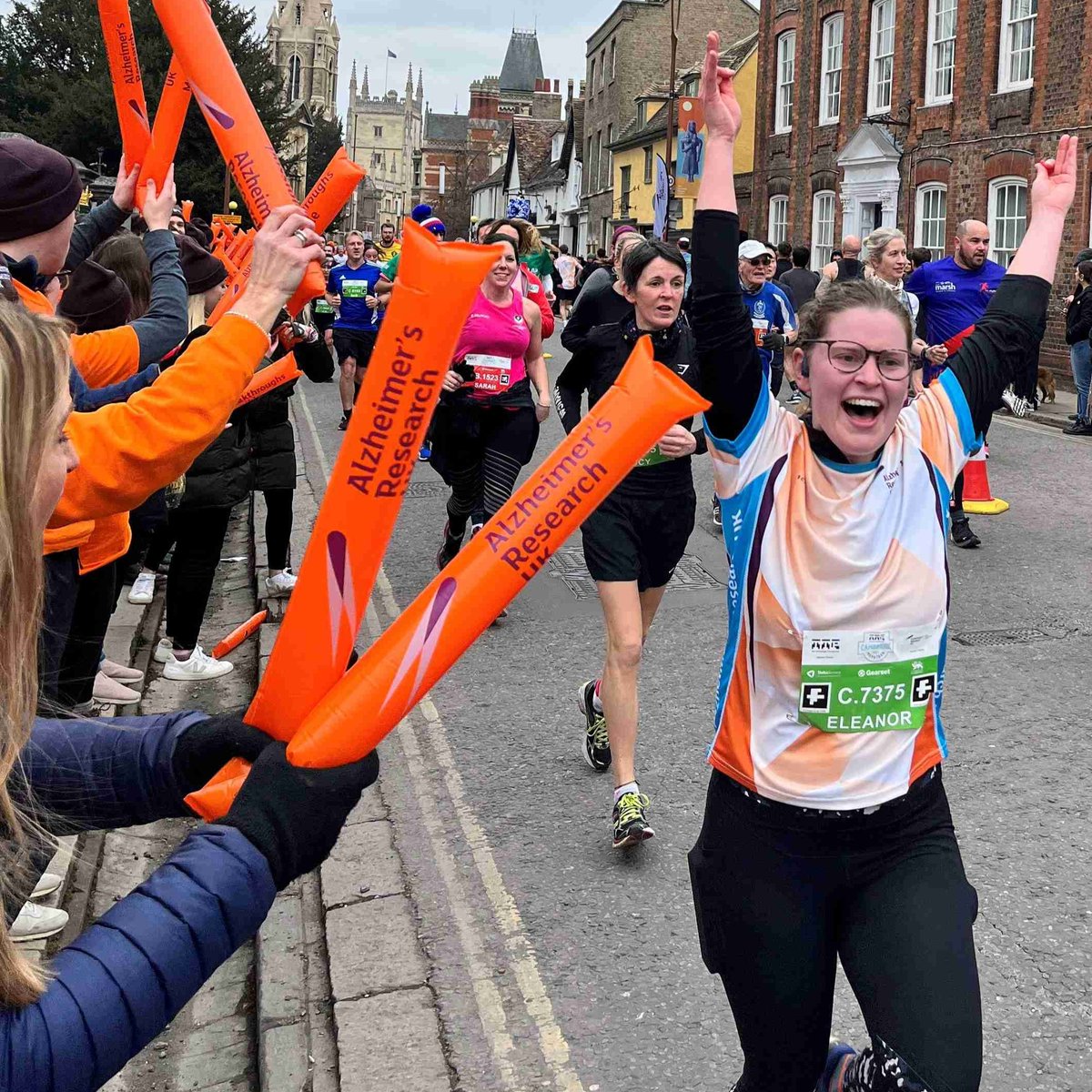 Eleanor ran the @CambridgeHalfUK for the first time this year in honour of her dad, who is living with young-onset Alzheimer’s.

“Running has been a wonderful way to do something that feels productive.'

Inspired by Eleanor? Sign up for a place today 👇🏽
alzheimersresearchuk.org/events/cambrid…