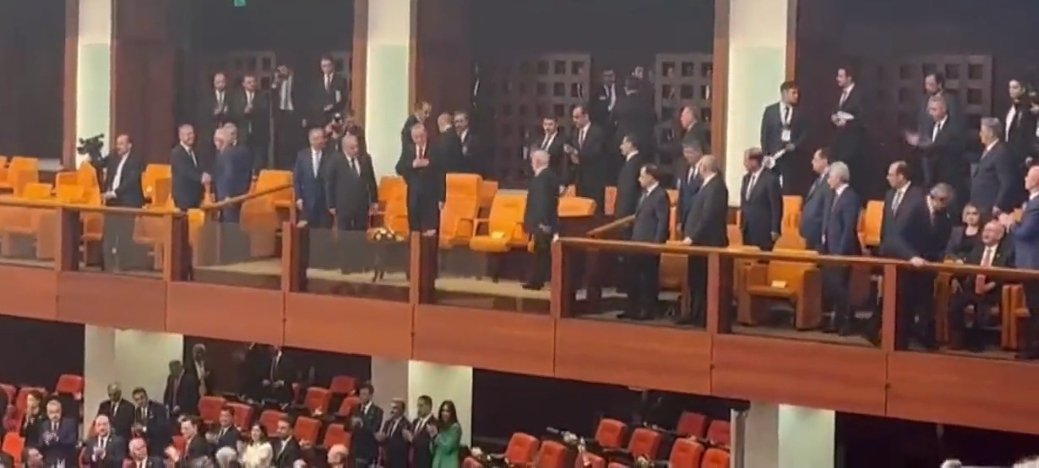 Millidurus2023's tweet photo. Sen milletin iradesine seçtiği lidere 
Ve en önemlisi 
Geçmişte ve şuan da 
Türkiye Cumhurbaşkanı olan
Sn , RECEP TAYYİP ERDOĞAN '
Milletin Meclisine 
geldiğinde ayağa kalkacak ve saygı göstereceksin !
Göstermiyorsan bu aziz  Millet de sana göstermez .! https://t.co/5PcIDwAeLp