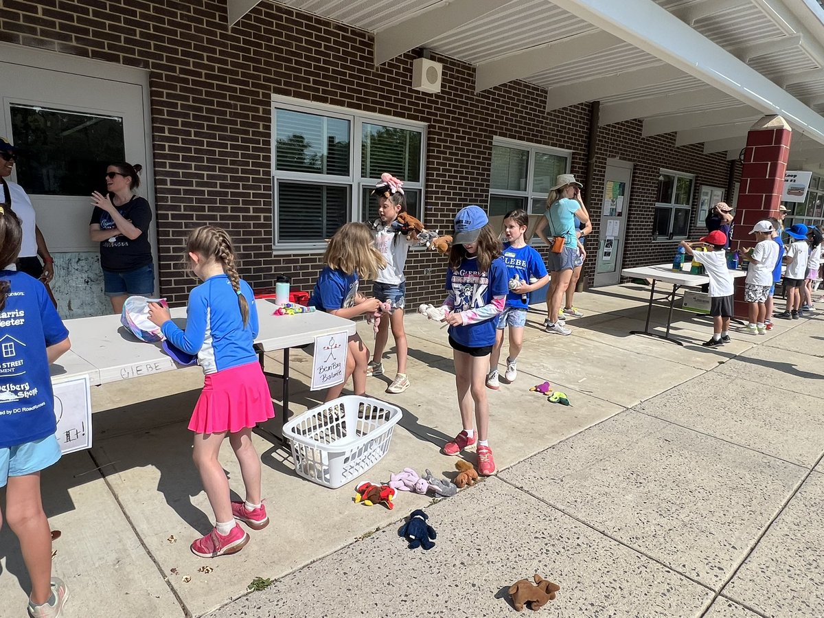 GlebeVolunteers's tweet image. Happy Field Day!!!! 
#APSGetInvolved