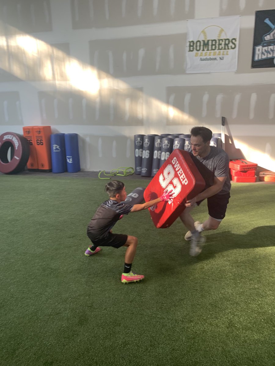 CoachTomPajic's tweet photo. 🚨Jersey Gridiron Scout Youth RBs with Coach Bell!
#BlitzPickUp #WashemBy @Coach_Arabia @CoachLucas74 https://t.co/0X4iQZhTsh