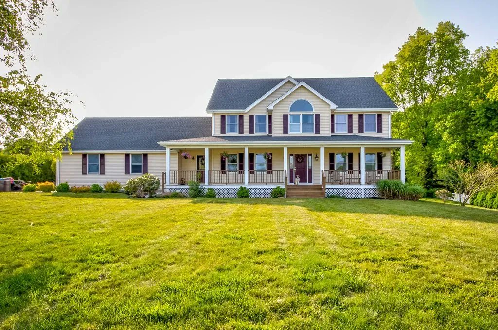 This #WesportMa home will not last! Come Check out this amazing home and make it yours! 

#BetterLivingRe Will help make this dream home a reality! 

#Massachusetts #RhodeIsland #NewHampshire