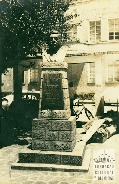 AngelWittmann's tweet photo. #AngelinaWittmann - #Arte-Cultura-#História e Antropologia : O Busto do Imperador do Brasil - D. Pedro II - Encontra-se na Praça D. Pedro II
#Blumenau #DPedroII
https://t.co/dP9g3YWSpf https://t.co/x7MAnNViP8