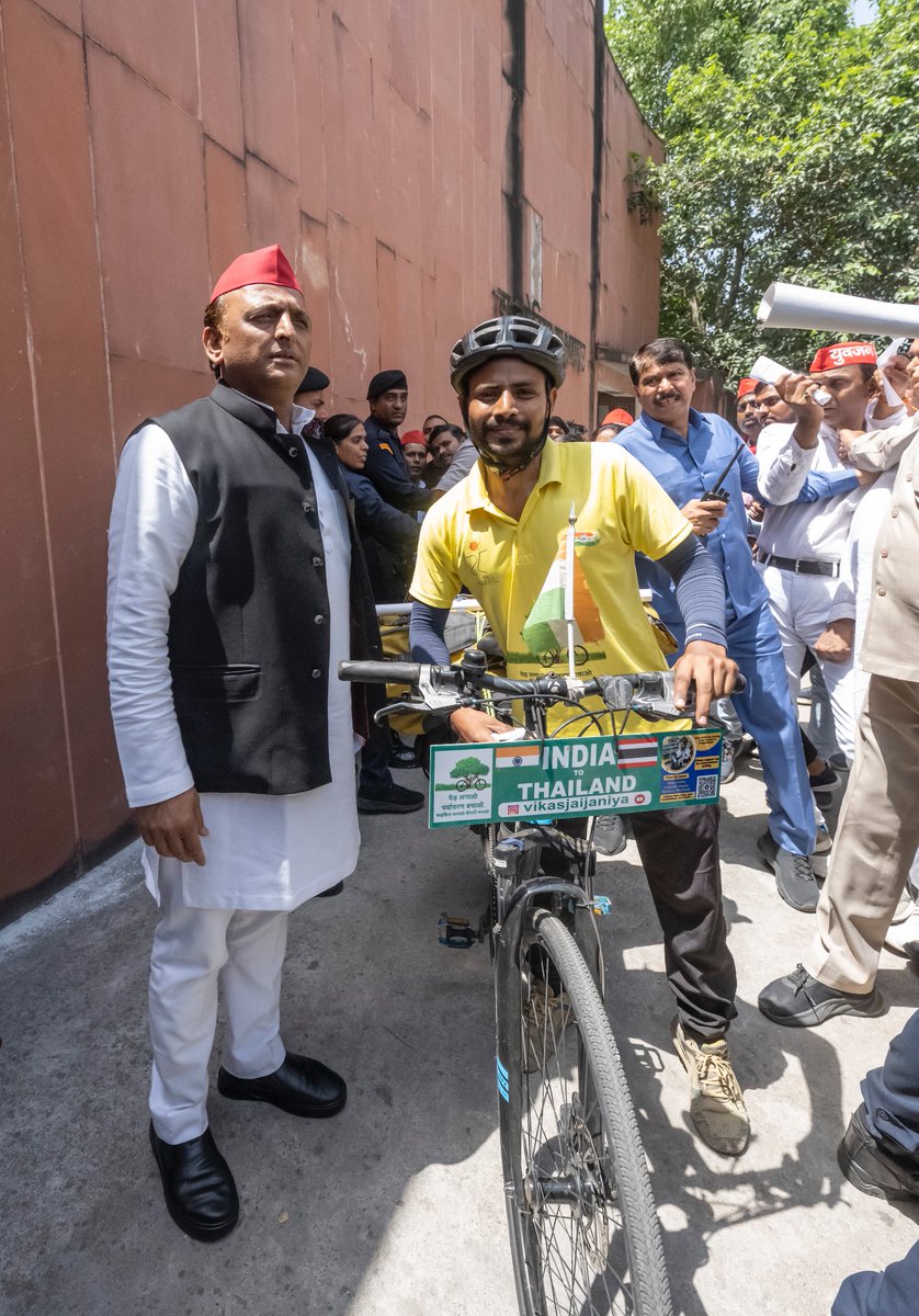 समाजवादी पार्टी के राष्ट्रीय अध्यक्ष एवं पूर्व मुख्यमंत्री श्री अखिलेश यादव से आज शामली उ0प्र0 के श्री विकास जैजनिया ने भेंट की जो पर्यावरण संरक्षण के मिशन को लेकर भारत से थाईलैण्ड तक साइकिल यात्रा करेंगे। अपनी यात्रा में वे पेड़ लगाओ, पर्यावरण बचाओ, साइकिल चलाओ, बीमारी भगाओं का…