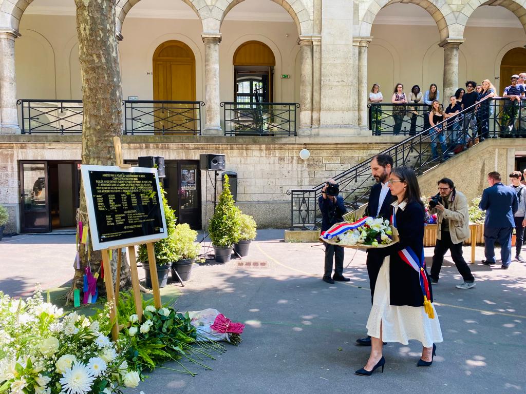 EPierreMarie's tweet photo. Aujourd’hui au Lycée Arago nous rendons hommage aux enfants juifs déportés de Paris.
Ici 15 jeunes gens, des élèves comme les autres avec des rêves et des familles, ont été arrachés à leur école et frappés par la barbarie.
Nous rappelons leur noms et honorons leur mémoire. https://t.co/NcgtlQsWQw