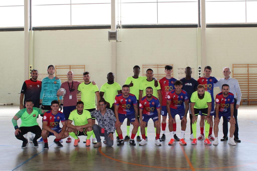 UEO1921's tweet photo. 😍 Visita de la #UEOlot al centre penitenciari Puig de les Basses (Figueres)

🔛 Jugadors del primer equip han disputat un partit contra els interns

🤝 Activitat en col·laboració amb la @FundacionCepaim i el nostre coordinador de futbol social, Zaka Jaaidi

#OrgullOlotí #femclub https://t.co/dyNlOPvrNq