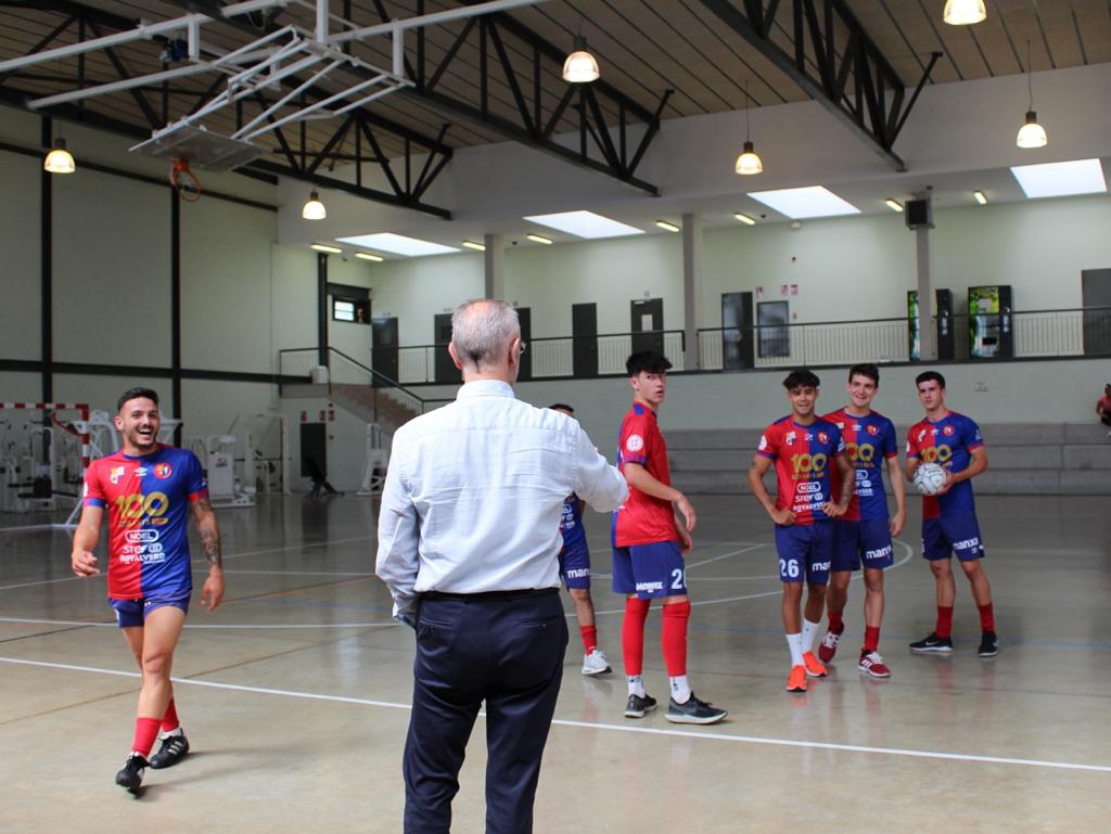 UEO1921's tweet photo. 😍 Visita de la #UEOlot al centre penitenciari Puig de les Basses (Figueres)

🔛 Jugadors del primer equip han disputat un partit contra els interns

🤝 Activitat en col·laboració amb la @FundacionCepaim i el nostre coordinador de futbol social, Zaka Jaaidi

#OrgullOlotí #femclub https://t.co/dyNlOPvrNq
