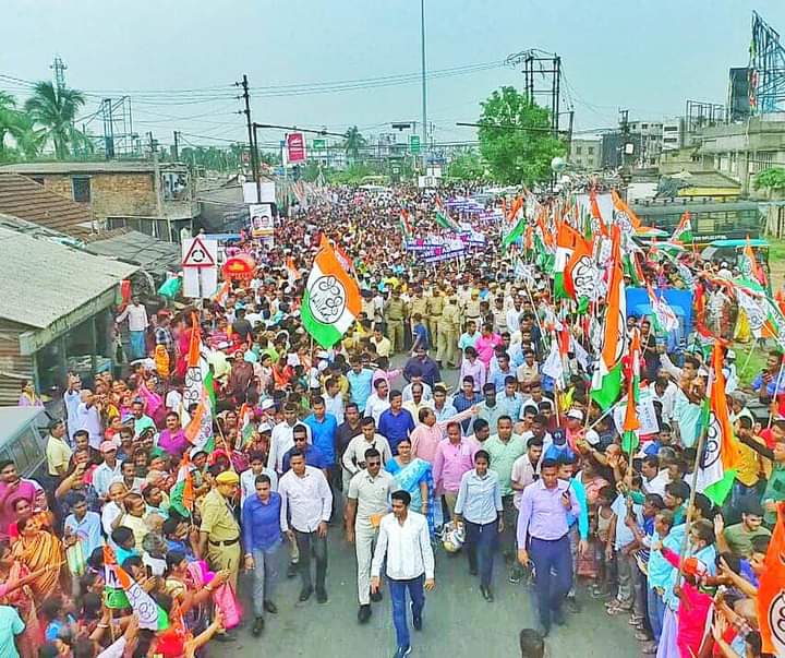 Shri @abhishekaitc received immense support from the residents of Mahisadal during his Padyatra. 

#TrinamooleNaboJowar #JonoSanjogYatra