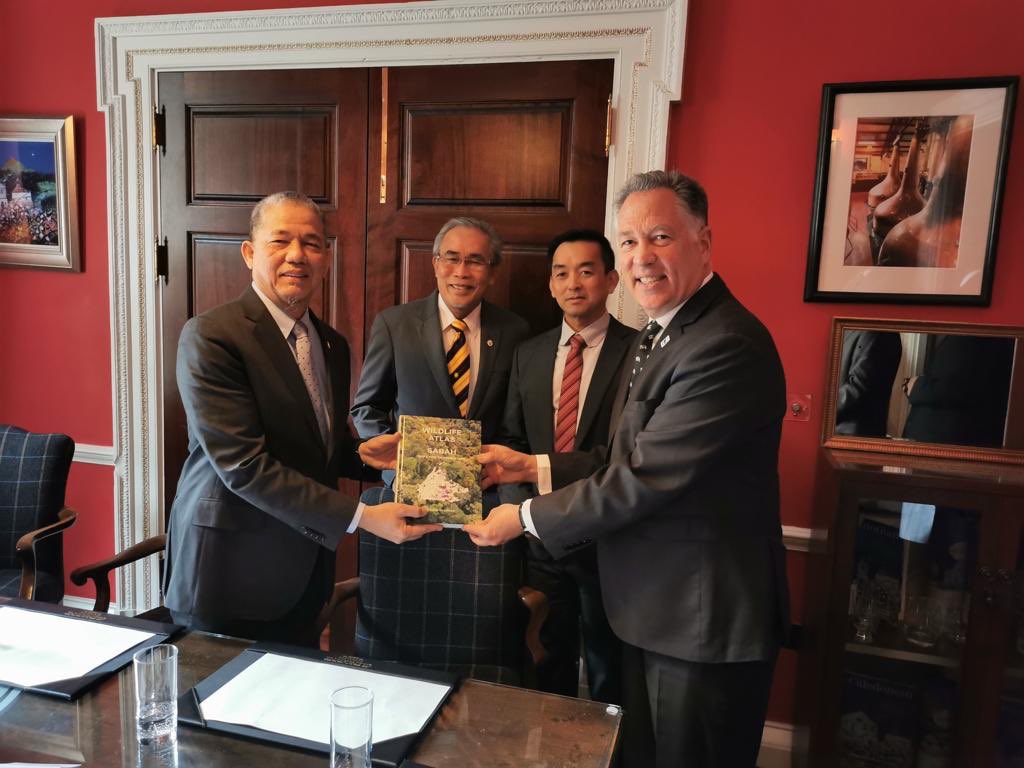 Pleasure to present Wildlife Atlas of Sabah to #Malaysia Deputy Prime Minister today. <a href="/wwfmylandscapes/">WWF-Malaysia Sabah Landscapes Programme</a> and keep open the dialogue on sustainable palm oil.