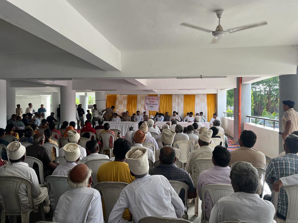 આજરોજ માંગરોળ તાલુકાના લોએજ ગામ ખાતે ગ્રામસભા યોજવામાં આવી.જેમાં ગામલોકોના પ્રશ્નો સાંભળી તેમના નિરાકરણ અર્થે જરૂરી પગલાં લેવામાં આવ્યા.
<a href="/PMOIndia/">PMO India</a> <a href="/CMOGuj/">CMO Gujarat</a> <a href="/RaghavjiPatel/">Raghavji Patel</a> <a href="/InfoGujarat/">Gujarat Information</a> <a href="/revenuegujarat/">Revenue Dep. Gujarat</a> @JunagadhGog