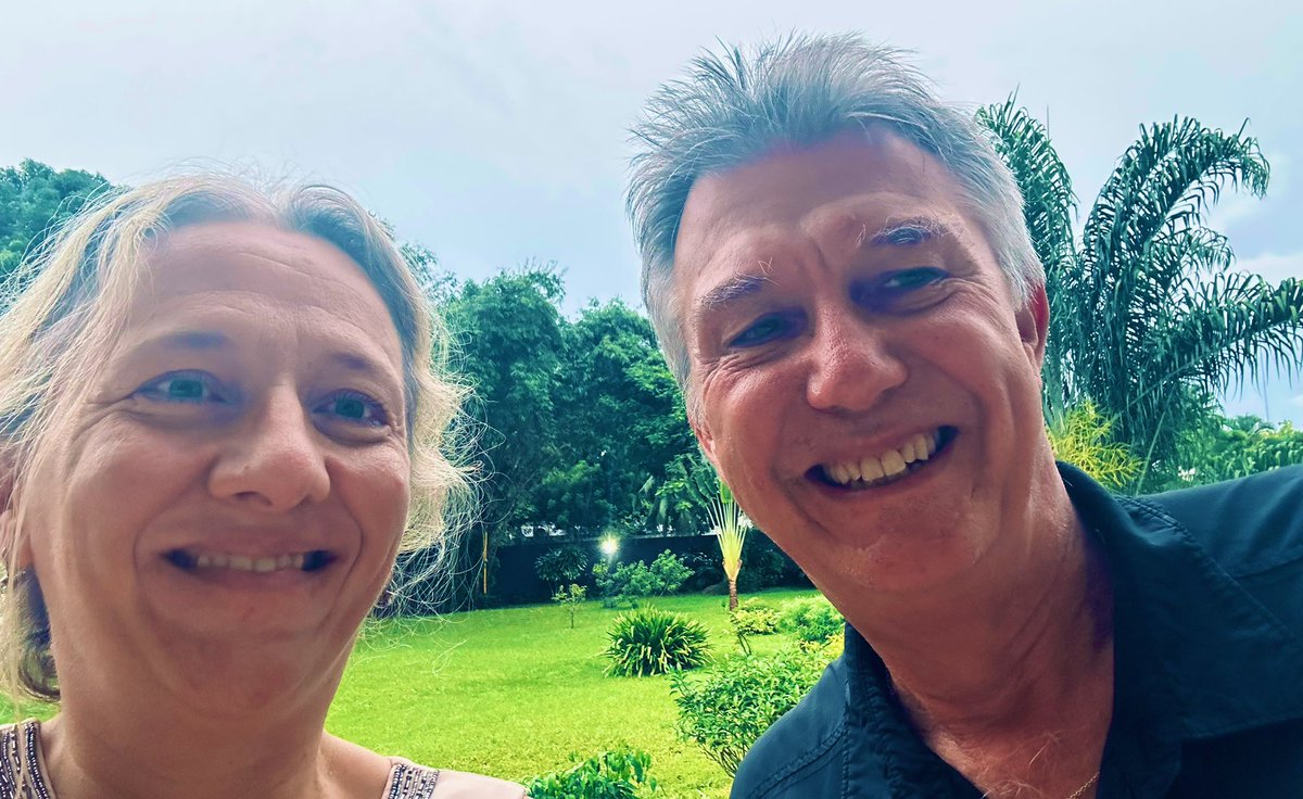 AmbSuisseCI's tweet image. Triste de dire au revoir à un excellent collègue, et ami , le Directeur de @UNICEF_CIV M. Vincent. Bravo pour le travail remarquable et merci pour la belle collaboration!
Tous mes meilleurs souhaits pour la nouvelle page de vie qui s’ouvre devant lui! #CIV #CIVedu