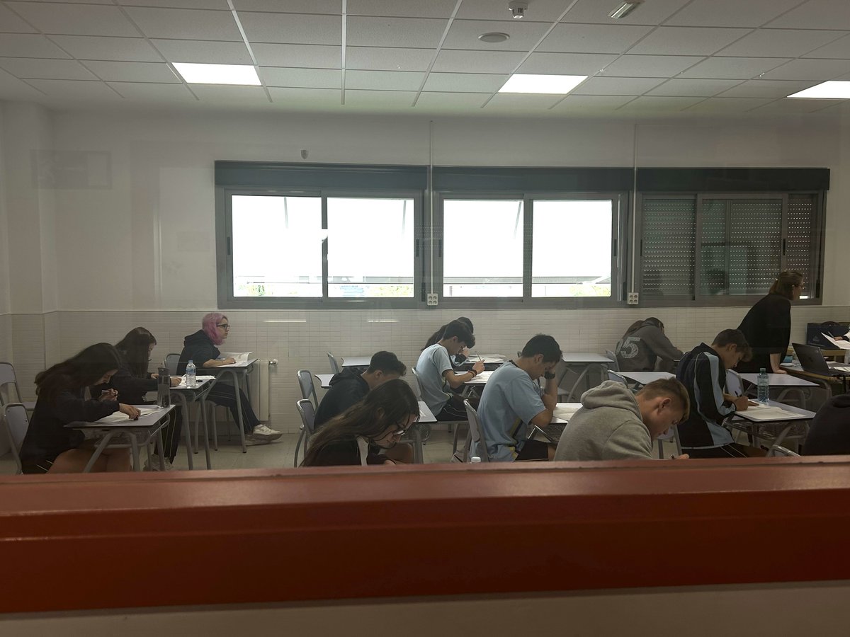 CCMiramadrid's tweet image. Hoy viernes nuestros alumnos de ESO y Bachillerato han realizado los exámenes oficiales correspondientes a los niveles B1 y B2 del Goethe Institut, demostrando su implicación e interés por el idioma. 
#colegiomiramadrid #miramadrid #googlereference #goethe #goetheinstitut #examen