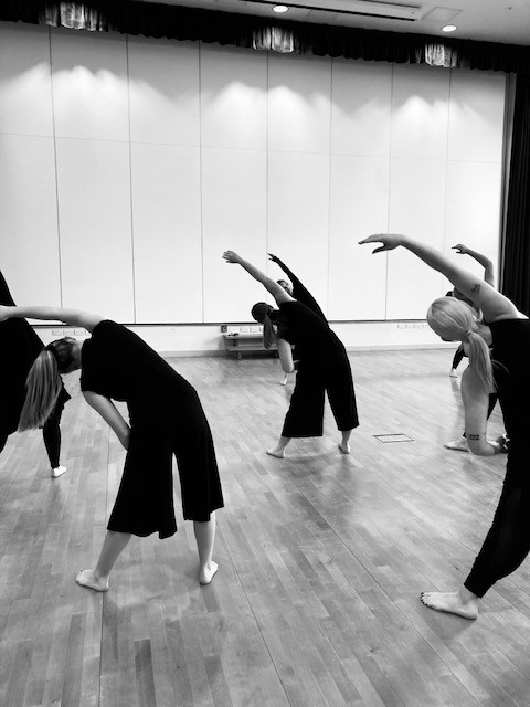 SHSUnivBrighton's tweet image. A group of @uniofbrighton trainee PE teachers visited @Drapersacademy to run a workshop for their GCSE Dance students. Practical, hands-on experience is a core part of our degrees helping our students to be work-ready. Thanks for having us! 👇 blogs.brighton.ac.uk/healthandsport…