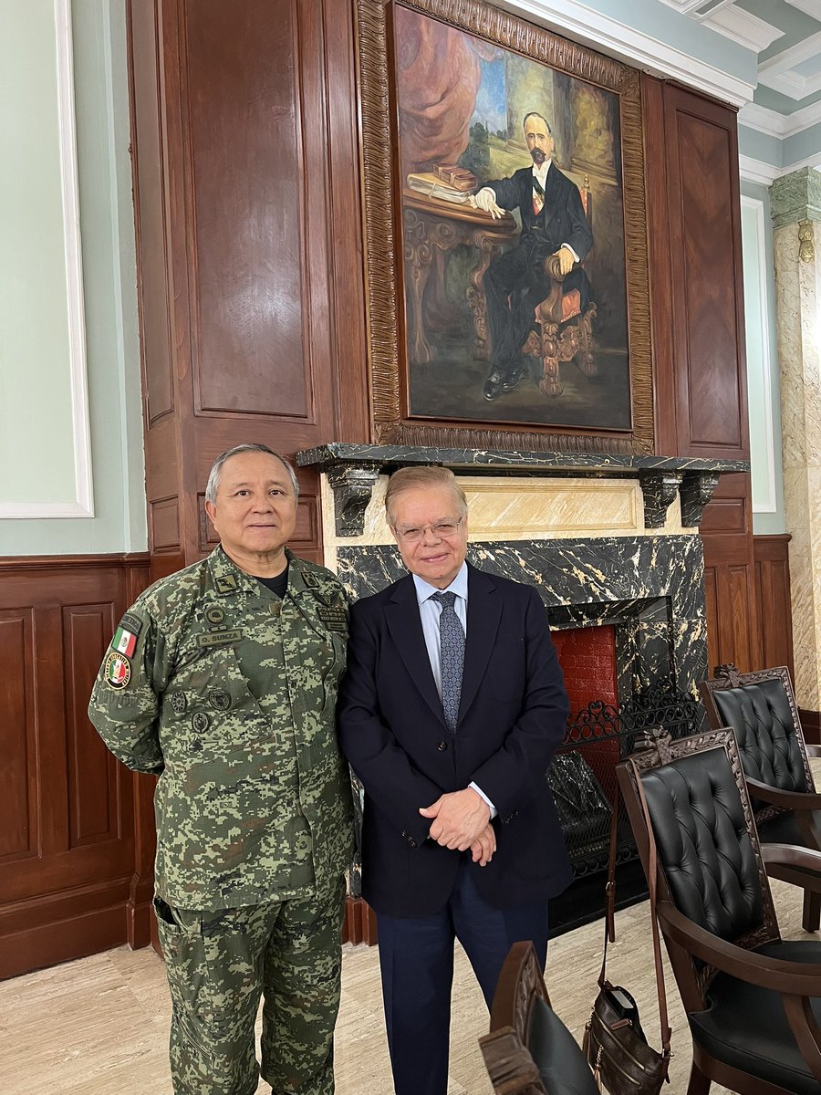 miguelangelmatt's tweet photo. Agradezco al General D.E.M. Andrés Aguirre O. Sunsa, director del Colegio de Defensa Nacional, la reunión para platicar sobre la Acreditación Institucional que pronto iniciará la Universidad del Ejército y Fuerza Aérea de nuestro país . Es un honor para los CIEES! https://t.co/tsxHMvLn6E