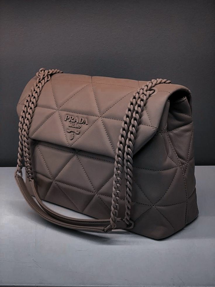 Outfit_Luxy's tweet photo. Prada bag https://t.co/711yRi9hAn