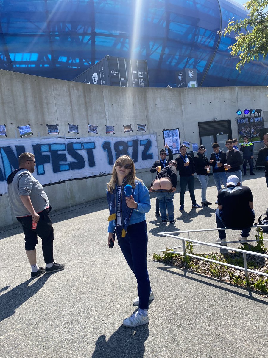 [A la demande générale je reposte cette photo dont je découvre l’arrière plan]
Je disais donc, je vais passer plus de 6 heures avec les supporters du <a href="/HAC_Foot/">Havre Athletic Club ⚽️</a> pour le dernier match (et la montée🙏) au <a href="/StadeOceane/">Stade Océane 🏟</a> pour @fbleuhnormandie #HACDFCO