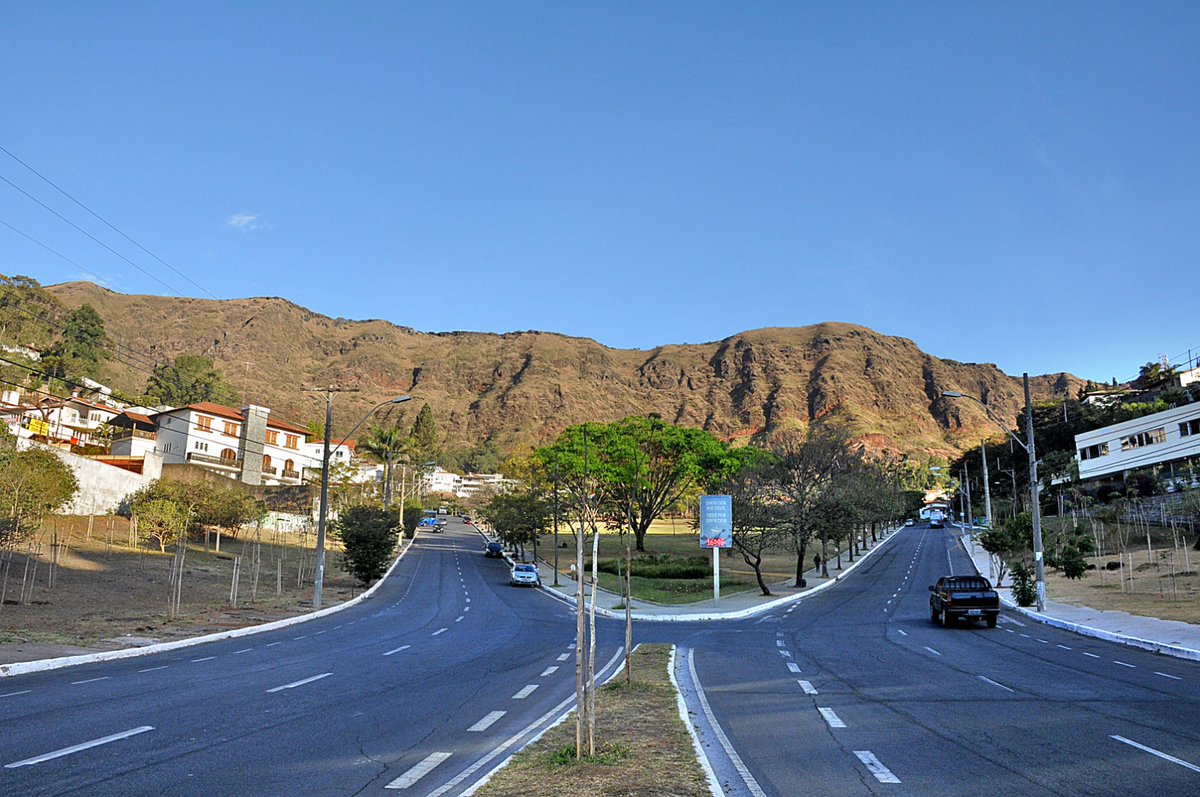 Geta_Fernandes's tweet image. Ontem conheci a AI no Photoshop. 

Algumas alterações são muito perseptíveis, outras nem tanto. 

Um castelo, casas, explosão e torre de TV na serra do curral.  Você arrisca dizer qual carro estava na foto?
E o morador que ta passando por obras no passeio de casa?