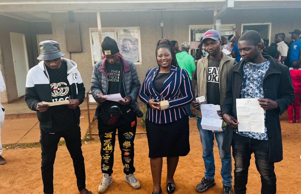 We went to Makombe with these youths who couldn't find their names on the voter's roll. They had to re-register again
Makombe building is packed with citizens trying to #RegisterToVoteCCC, and some had come because they registered but couldn't find their names on the voter's roll