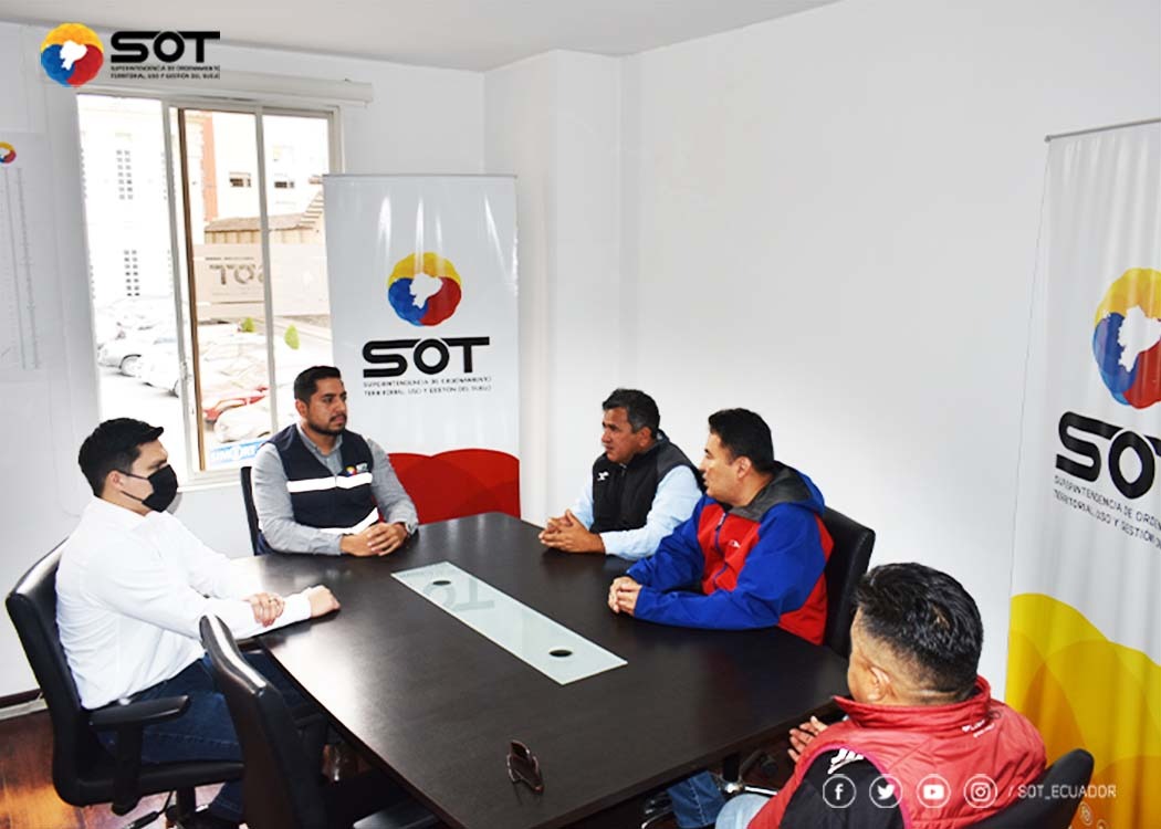 sot_ecuador's tweet photo. #MesadeTrabajo | La #Zonal7 mantuvo una reunión con el equipo técnico del GAD Municipal de #Yacuambi, con la finalidad de informar la correcta aplicación de los instrumentos de ordenamiento territorial, uso y gestión del suelo así como su registro en la plataforma #IPSOT 2.0 https://t.co/c6S7Dr1f9L