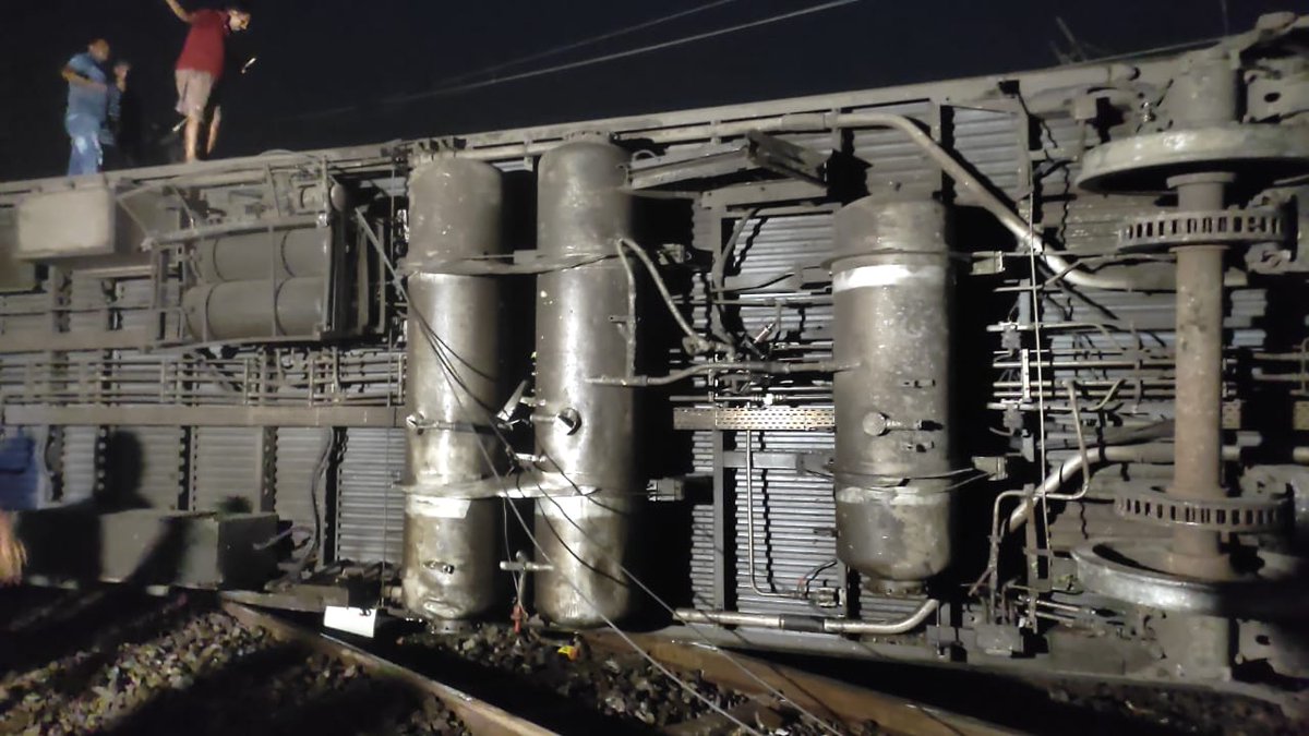 otvnews's tweet photo. -Coromandel Express accident in Bahanaga, Balasore
- Coromandel Express reportedly rams into goods train
-Several passengers feared critically injured 

#Odisha #CoromandelExpress #TrainMishap https://t.co/4TEdJEqfzN