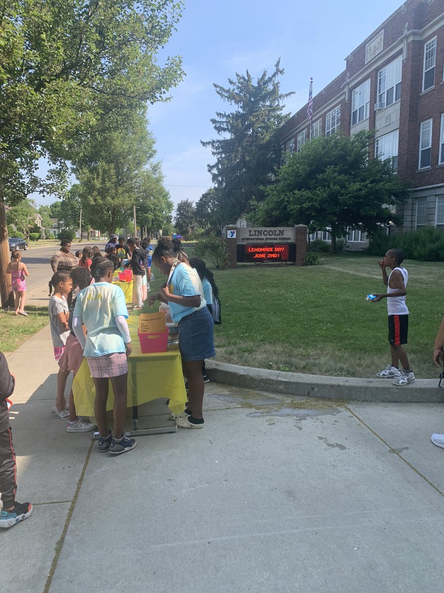 It’s a great day to volunteer at Lincoln Elementary and help students learn about and get excited by entrepreneurship! #kresa #lemonadeday #careerconnect
