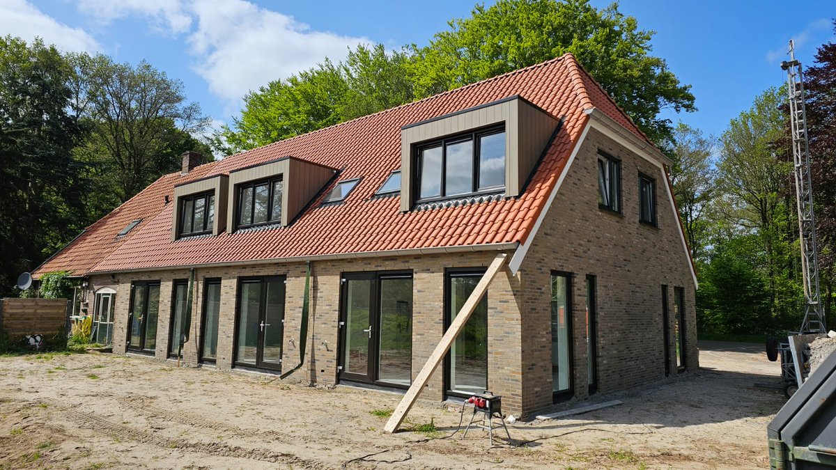 Twitter

Een mooi initiatief, deze 3 nieuwe rijtjeshuizen van De Vlierhof in Vilsteren. Wij zorgden voor al het elektra- en installatiewerk, de dakbedekking en zonnepanelen. #DuurzaamWonen #Vilsteren #DeVlierhof #installatiewerk