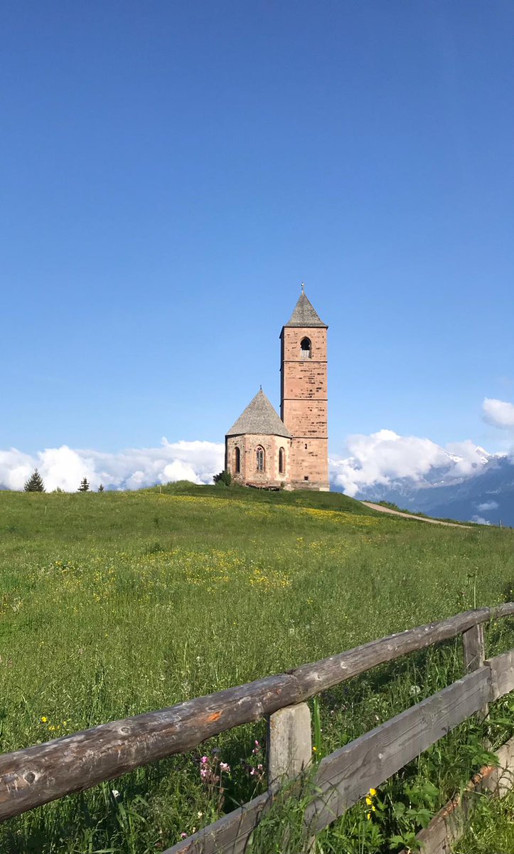 ☀ Let's go outside, away from everyday life. Simply come to rest in the midst of the mountains. Enjoy the sun on your skin and recharge your batteries. With our live pictures, we send you this peace and strength back home and await you in #SouthTyrol. 👉 link.suedtirol.info/spring_in_sout…