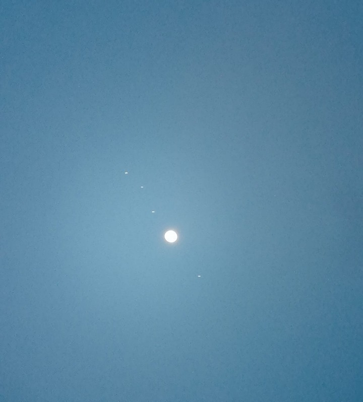 EnsedeCiencia's tweet photo. Júpiter y sus 4 satélites principales. https://t.co/Glu1qFTYRq