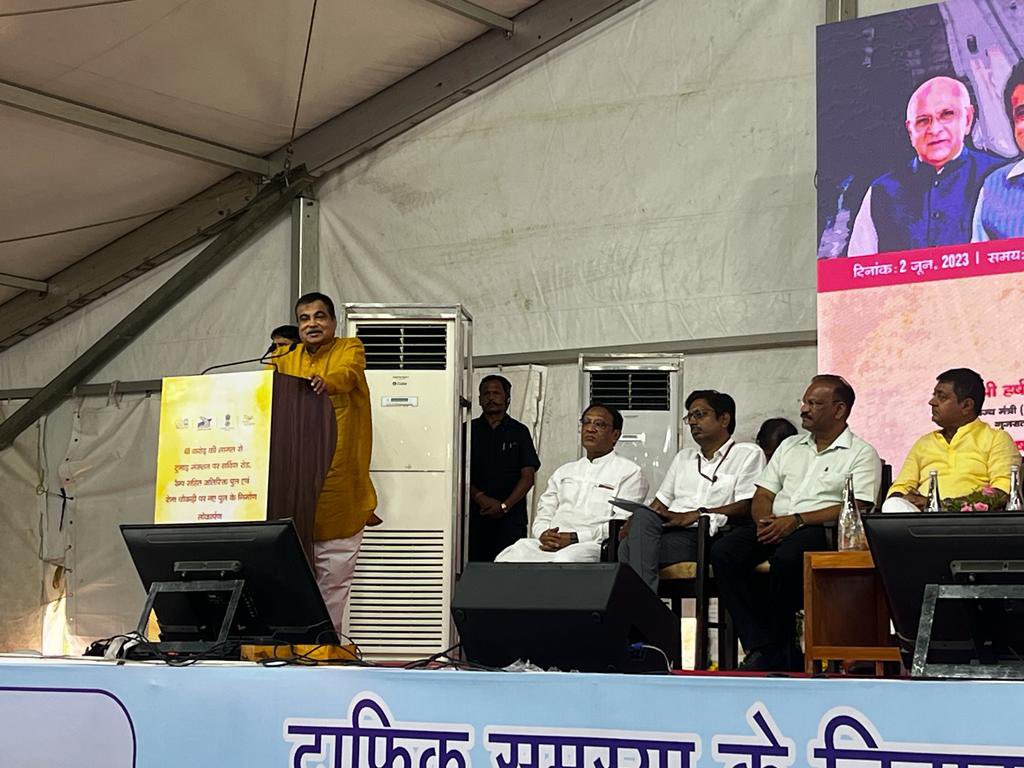 nitin_gadkari's tweet photo. राष्ट्रीय राजमार्ग परियोजनाओं से गुजरात को विकास की राह पर अग्रसर करते हुए आज वडोदरा में 48 करोड़ रुपए की लागत से 2 राष्ट्रीय राजमार्ग परियोजनाओं का गुजरात के मंत्री श्री @sanghaviharsh जी, वडोदरा की सांसद श्रीमती @mpvadodara जी, श्री @balushuklabjp जी, महापौर श्री निलेशसिंह राठौड़ जी तथा अन्य सांसदों, विधायकों और अधिकारियों की उपस्थिति में लोकार्पण किया। 

#PragatiKaHighway #GatiShakti