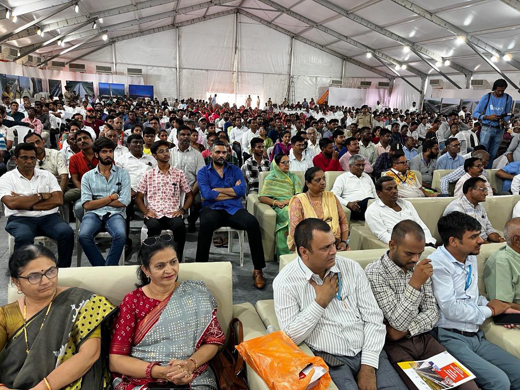 nitin_gadkari's tweet photo. राष्ट्रीय राजमार्ग परियोजनाओं से गुजरात को विकास की राह पर अग्रसर करते हुए आज वडोदरा में 48 करोड़ रुपए की लागत से 2 राष्ट्रीय राजमार्ग परियोजनाओं का गुजरात के मंत्री श्री @sanghaviharsh जी, वडोदरा की सांसद श्रीमती @mpvadodara जी, श्री @balushuklabjp जी, महापौर श्री निलेशसिंह राठौड़ जी तथा अन्य सांसदों, विधायकों और अधिकारियों की उपस्थिति में लोकार्पण किया। 

#PragatiKaHighway #GatiShakti