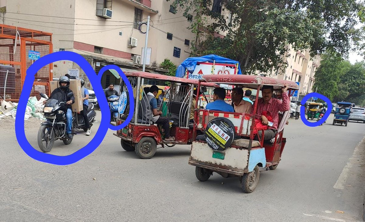 Trafficzam_DEL's tweet photo. Wrong Side Driving is a common scenario at many intersections in India. Proper Channelization and key Infrastructure intervention can prevent wrong-side driving violations.
#SafeDriving #SafeInfrastructure #StopViolations. https://t.co/f6pPwmEaFM