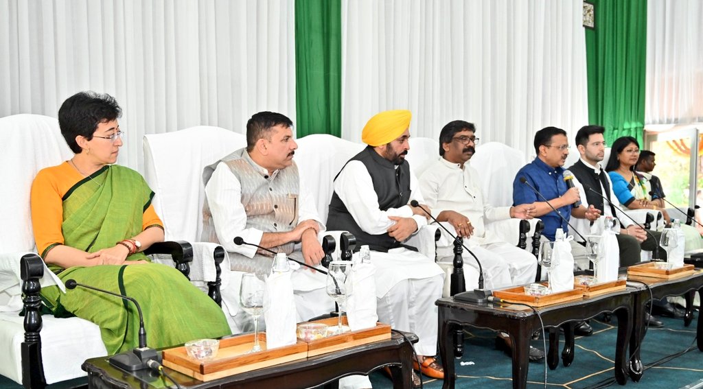 दिल्ली के CM केजरीवाल पहुंचे रांची, हेमंत सोरेन से मिले, जानिए क्या बात हुई… Delhi CM Kejriwal reached Ranchi, met Hemant Soren, know what happened…