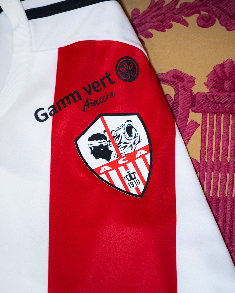 footpack's tweet photo. 👕 Pour la saison 2023-2024, l'@ACAjaccio dévoile une 𝐭𝐞𝐧𝐮𝐞 𝐧𝐚𝐩𝐨𝐥𝐞́𝐨𝐧𝐢𝐞𝐧𝐧𝐞 dans un cadre exceptionnel.

🤝 La présentation de ce maillot domicile marque le début de notre collaboration avec le club ajaccien.

💬 Vous en pensez quoi ? https://t.co/jwFXHiDVlw
