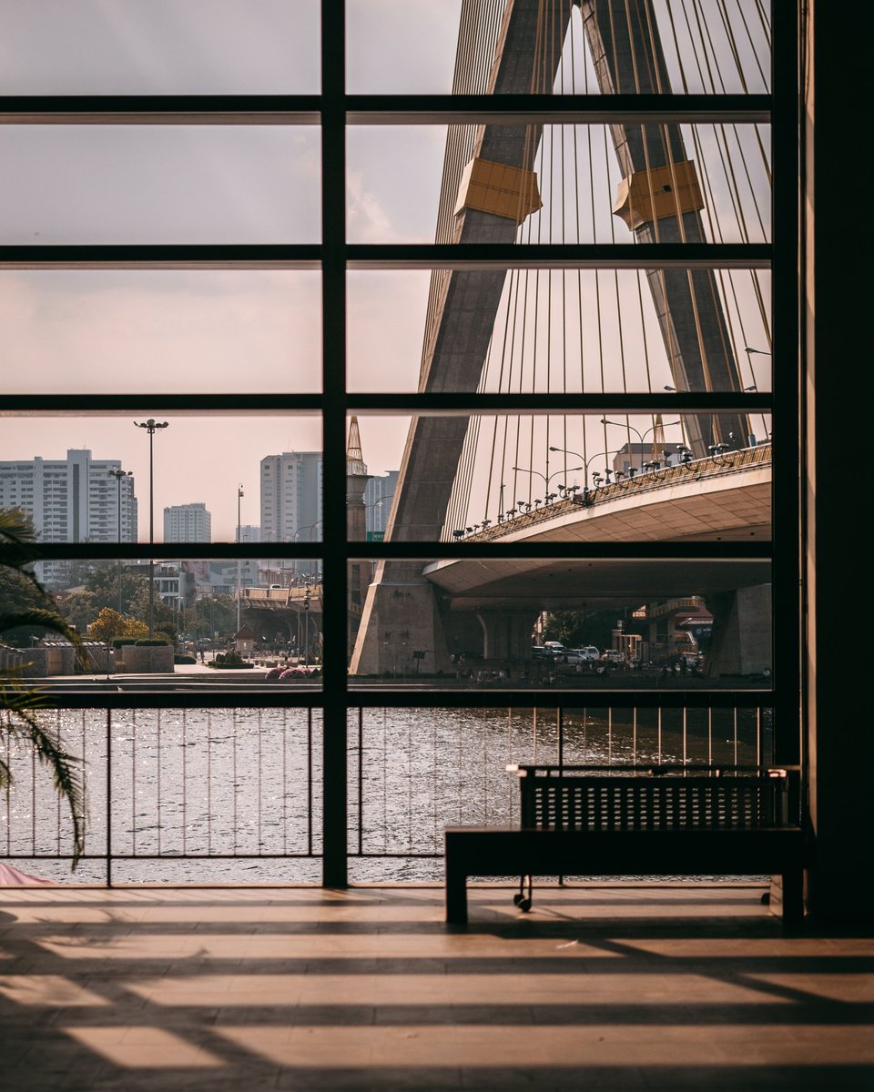Rattomarty's tweet photo. Bank of Thailand Learning Center ศูนย์การเรียนรู้แบงก์ชาติ เปิดเป็น Co-working space ให้ประชาชนทั่วไปเข้ามานั่งทำงาน หรือศึกษาค้นคว้าข้อมูลจากห้องสมุดที่เต็มไปด้วยความรู้หลากหลายสาขาทั้งภาษาไทย ภาษาอังกฤษ จุดเด่นคือตัวอาคารอยู่ติดริมแม่น้ำเจ้าพระยา วิวสวย มองเห็นท้องน้ำระยิบระยับ https://t.co/lJXfsO67r6